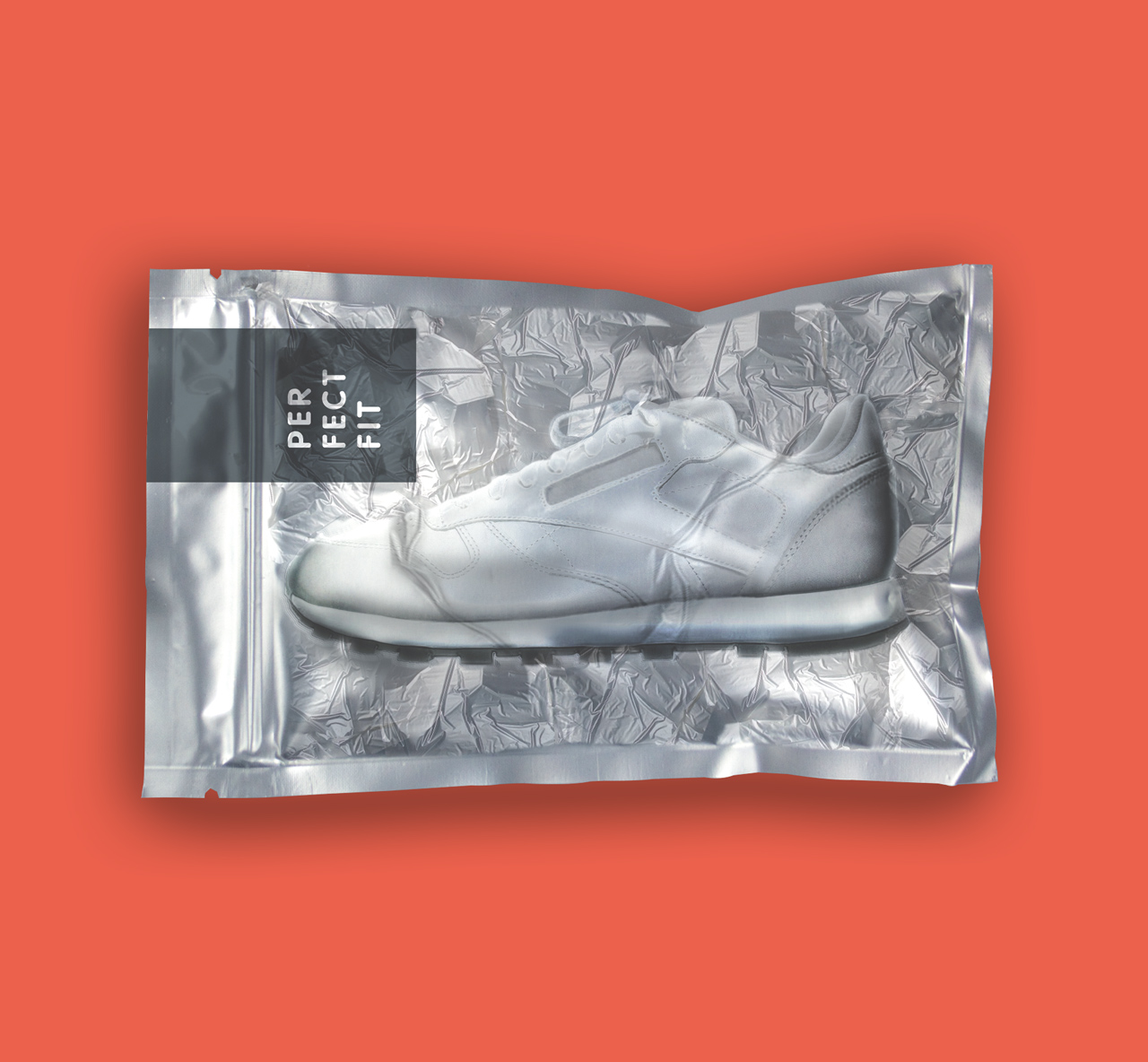 Für den Kunden Gruber-Folien haben wir ein Visual für die Imagebrochure erstellt. Das Bild zeigt einen perfekt verpackter Sneaker in einer Aluverbundfolie von Gruber-Folien.