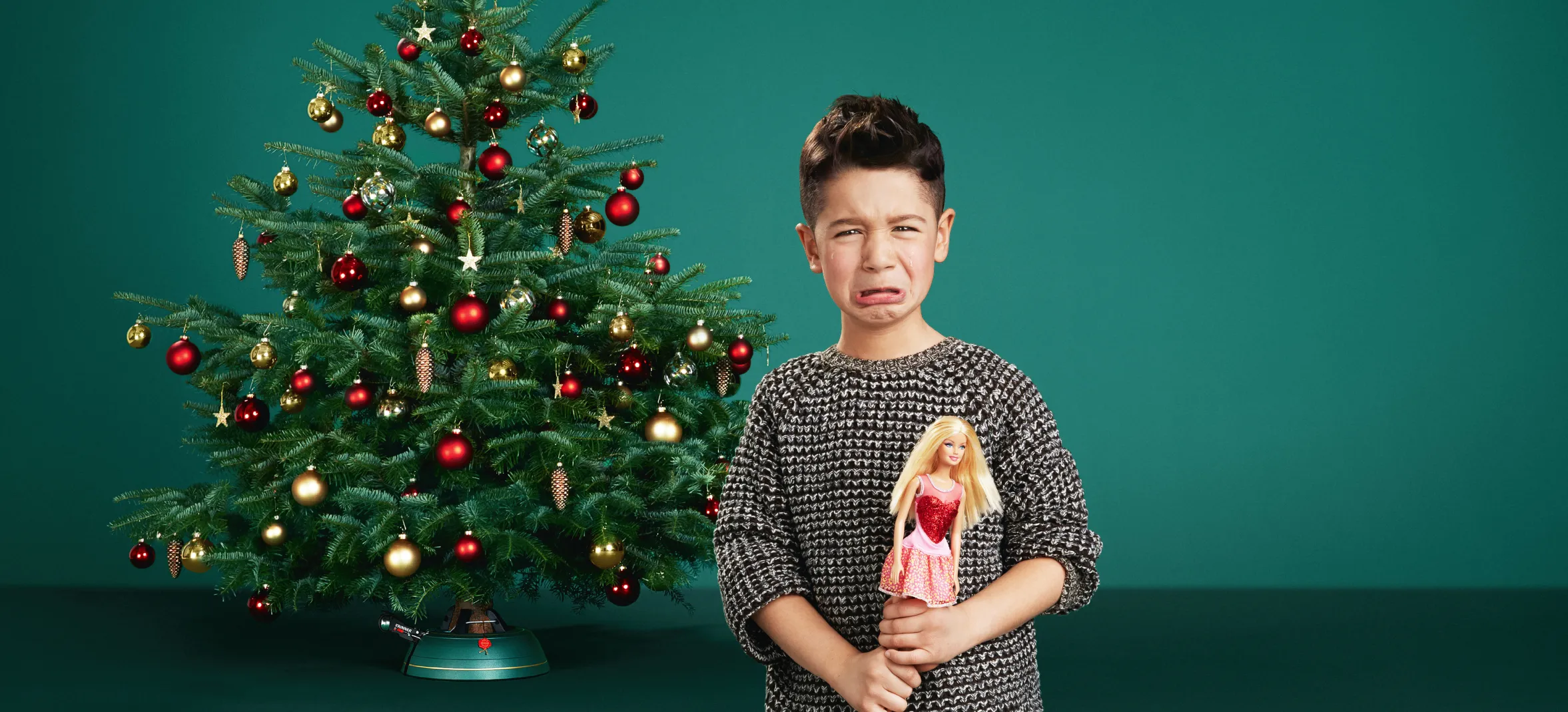 Unglücklicher Junge, der zu Weihnachten mit einer Barbie Puppe beschenkt wurde. Für unseren Kunden Krinner haben wir die Art Direction bei den Image- und Produktbildern übernommen und das Konzept und die Strategie für die Großflächen-Imagekampagne erstellt.